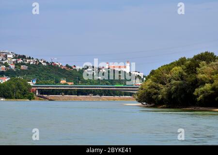 Slowakei, Donau mit Blick auf die Burg von Bratislava, Hauptstadt des Landes Stockfoto