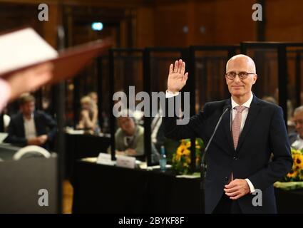 Hamburg, Deutschland. Juni 2020. Der neu gewählte erste Bürgermeister und Senatspräsident der Stadt Hamburg Peter Tschentscher (R) hebt bei seiner Vereidigung in der Sitzung des Hamburger Landtags die rechte Hand. Kredit: Christian Charisius/dpa-Pool/dpa/Alamy Live News Stockfoto