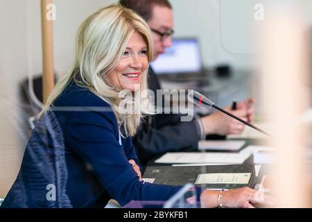 Kiel, Deutschland. Juni 2020. Die Vorsitzende Barbara Ostmeier (CDU) eröffnet eine Sitzung des Innen- und Rechtsausschusses im Kieler landtag. Ziel war es zu klären, warum der Hauptverdächtige im Fall des britischen Mädchens Maddie McCann 2008 wegen eines gerichtlichen Zusammenbruchs der Staatsanwaltschaft Flensburg vorübergehend für etwa vier Wochen freigelassen wurde. Der deutsche Mann, der mehrere Straftaten begangen hat, befindet sich derzeit wegen eines Drogenstrafrechts in Kiel im Gefängnis. Quelle: Frank Molter/dpa/Alamy Live News Stockfoto