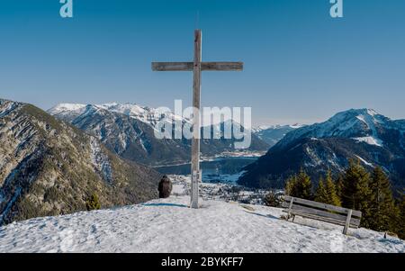 Wunderschöne Alpen Winterlandschaft. Überqueren Sie den Gipfel des Feilkopfes oberhalb des Achensee. Tiroler Achensee im Winter Stockfoto