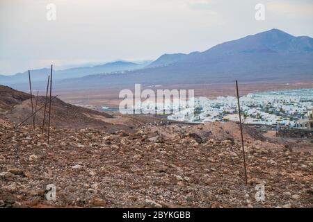 Panoramablick auf den Vulkan Montana Roja de Playa Blanca, Lanzarote, Spanien. Einer der beliebtesten Vulkan auf den Kanarischen Inseln Stockfoto