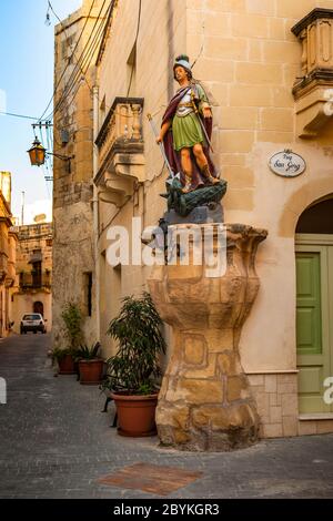 Statue des heiligen Georg an der Ecke eines Hauses in Malta Stockfoto