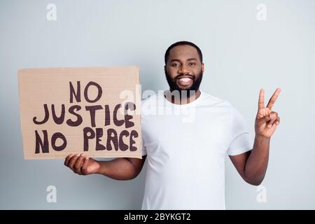 Schwarze Leben sind wichtig. Foto von fröhlichen dunklen Haut afroamerikanischen Protestler halten Plakat gegen schwarze Bürger Gesetzlosigkeit Konzept zeigen V-Zeichen positiv Stockfoto