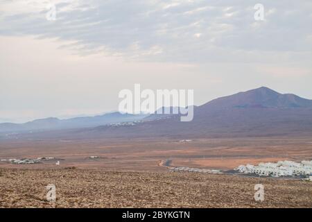 Panoramablick auf den Vulkan Montana Roja de Playa Blanca, Lanzarote, Spanien. Einer der beliebtesten Vulkan auf den Kanarischen Inseln Stockfoto