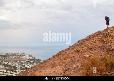 Panoramablick auf den Vulkan Montana Roja de Playa Blanca, Lanzarote, Spanien. Einer der beliebtesten Vulkan auf den Kanarischen Inseln Stockfoto