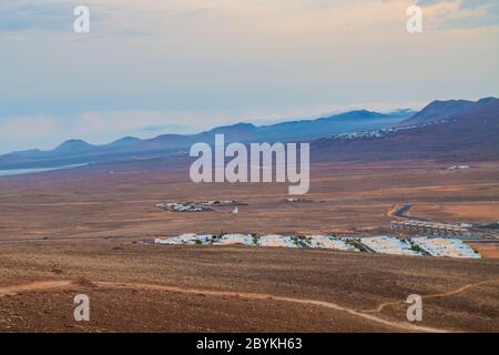 Panoramablick auf den Vulkan Montana Roja de Playa Blanca, Lanzarote, Spanien. Einer der beliebtesten Vulkan auf den Kanarischen Inseln Stockfoto