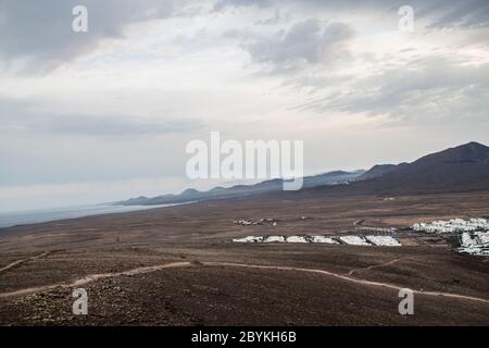 Panoramablick auf den Vulkan Montana Roja de Playa Blanca, Lanzarote, Spanien. Einer der beliebtesten Vulkan auf den Kanarischen Inseln Stockfoto