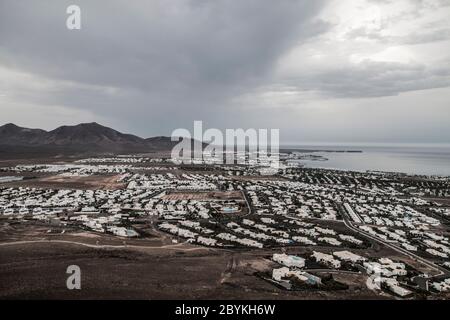Panoramablick auf den Vulkan Montana Roja de Playa Blanca, Lanzarote, Spanien. Einer der beliebtesten Vulkan auf den Kanarischen Inseln Stockfoto