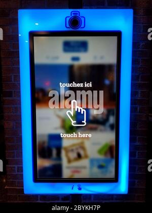 Montreal, Kanada - 23. Oktober 2019 - EIN großes interaktives Touchscreen-Display im Travelodge Hotel Stockfoto