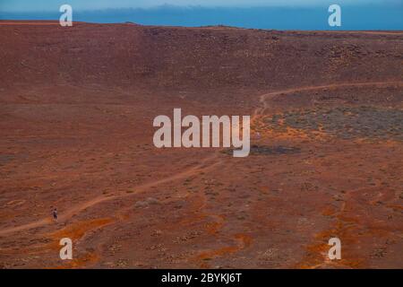 Panoramablick auf den Vulkan Montana Roja de Playa Blanca, Lanzarote, Spanien. Einer der beliebtesten Vulkan auf den Kanarischen Inseln Stockfoto