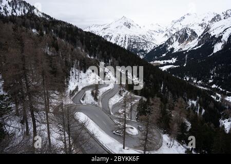 Schöne Naturlandschaft, herrliche Aussicht auf das Alpental. Lage Ort Maloja Pass Schweizer Alpen, Kanton Graubünden, Schweiz, Europa. Attracti Stockfoto
