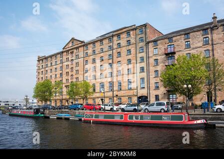 Boote und Hausboote auf dem Forth & Clyde Canal in Speir's Wharf, Glasgow, Schottland. Stockfoto