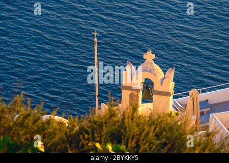 Alter Glockenturm bei Sonnenuntergang mit Blick auf die Ägäis auf der griechischen Insel Santorini Stockfoto