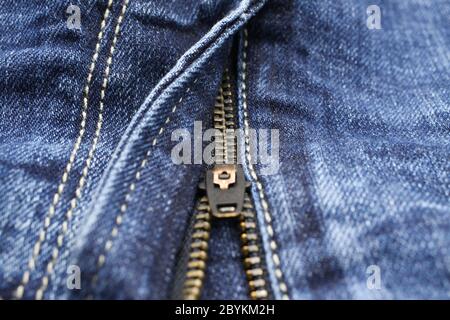 Makro Nahaufnahme von isolierten blauen lässigen Denim Jeans Hose mit Metall Zähne Reißverschluss Stockfoto