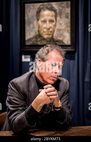 Viscount David Linley, Earl of Snowdon, hält ein Meeting an seinem Stand für Luxusmöbel und maßgeschneiderte Innenarchitektur auf der Masterpiece London Art Fair ab. Stockfoto