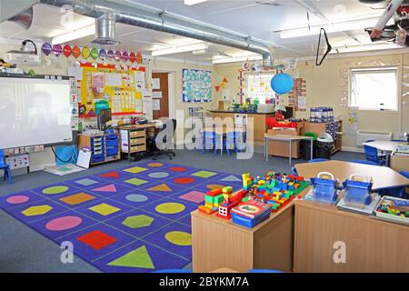 Das Innere eines temporären Klassenzimmers, das auf dem Spielplatz einer Londoner Junior School, Großbritannien, errichtet wurde. Aus modularen Einheiten, die außerhalb des Standorts hergestellt werden. Stockfoto