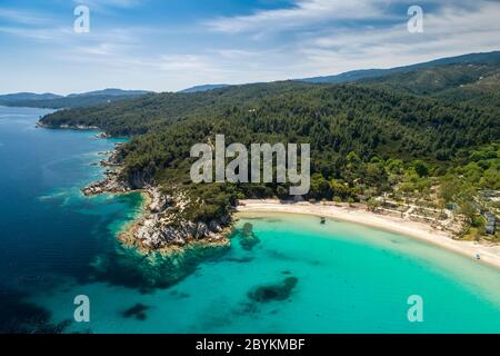 Luftaufnahme des Strandes von Armenistis auf der Halbinsel Sithonia, in Chalkidiki, Griechenland Stockfoto