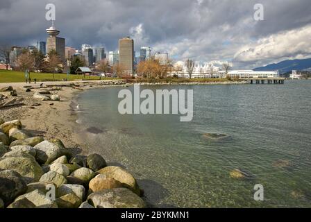 Crab Park Portside Beach Vancouver. Lappende Wellen am Rande der Innenstadt von Vancouver im Crab Park. Stockfoto