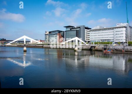 Tradeston Bridge, bekannt als Squiggly Bridge über den Fluss Clyde, Glasgow Stockfoto