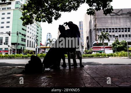 Manila, Philippinen. Juni 2020. Ein Straßenbarbier schneidet die Haare für einen Kunden in Manila, Philippinen, 10. Juni 2020. Quelle: Rouelle Umali/Xinhua/Alamy Live News Stockfoto