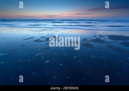 Sonnenuntergang über der Nordseeküste bei Ebbe Stockfoto