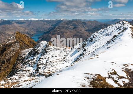 Loch Hourn und die Berge der Kinlochhourn und Kintail Wälder von Ladhar Bheinn, Knoydart, Schottland Stockfoto