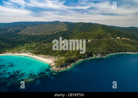 Luftaufnahme des Strandes von Armenistis auf der Halbinsel Sithonia, in Chalkidiki, Griechenland Stockfoto