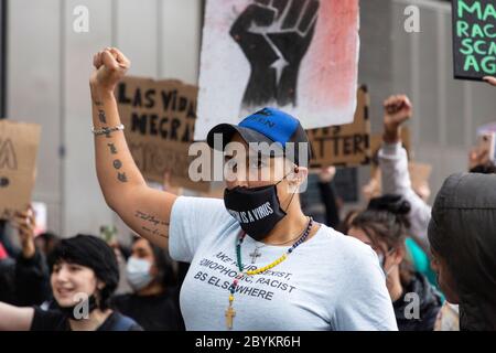 Eine Protestierende erhebt ihre Faust vor der US-Botschaft während eines Black Lives Matters Protests, Nine Elms, London, 7. Juni 2020 Stockfoto