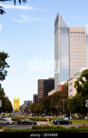 Blick hinunter Capitol Mall in Richtung der Tower Bridge, Sacramento, Kalifornien, Vereinigte Staaten von Amerika Stockfoto