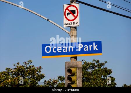 Verkehrsschild und Ampeln, Ocean Park, Santa Monica, California, USA. USA. Oktober 2019 Stockfoto