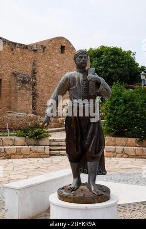 Bronzestatue eines zyprischen Fischers in traditioneller Kleidung, Ayia Napa Kloster Zypern Oktober 2018 Stockfoto