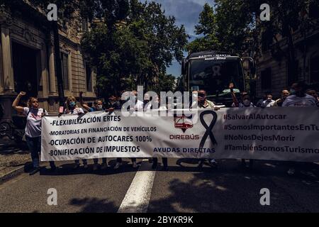 Barcelona, Spanien. Juni 2020. Mitglieder des privaten Bussektors rufen Slogans auf, während sie für staatliche Unterstützung während der dritten Phase eines schrittweisen Weges zum "neuen Normalfall" protestieren, der eine fast sieben Wochen lange landesweite strenge Sperre aufgrund der anhaltenden Ausbreitung des Corona-Virus zurückrollt. Für private Busunternehmen gibt es eigentlich keine Möglichkeit, Geschäfte zu machen, da Schulen, Tourismus und andere Aspekte ihres Geschäftsmodells ausgesetzt sind, während sie noch für Steuern und Gebühren bezahlen müssen. Quelle: Matthias Oesterle/Alamy Live News Stockfoto