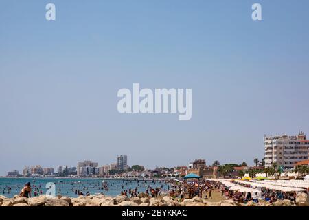 Der Strand von Larnaca Finikoudes war überfüllt. Zypern Oktober 2018 Stockfoto