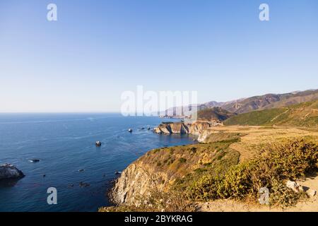 Pazifik auf dem zerklüfteten Kalifornien in der Nähe der Bixby Creek Brücke. Autobahn CA1, Pacific Coast Highway. Vereinigte Staaten von Amerika Stockfoto