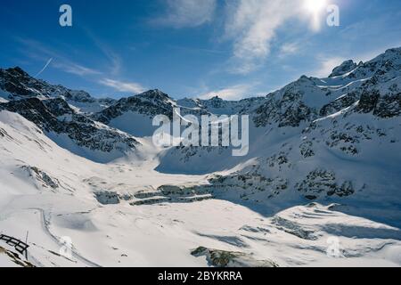 Winter Tannen in Bergen mit frischem Schnee bedeckt. Österreichische alpen im Skigebiet Kühtai im Winter. Reise- und Urlaubskonzept Stockfoto