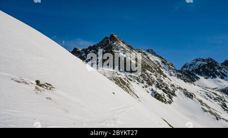 Winter Tannen in Bergen mit frischem Schnee bedeckt. Österreichische alpen im Skigebiet Kühtai im Winter. Reise- und Urlaubskonzept Stockfoto