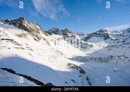 Winter Tannen in Bergen mit frischem Schnee bedeckt. Österreichische alpen im Skigebiet Kühtai im Winter. Reise- und Urlaubskonzept Stockfoto