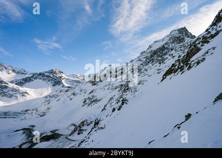 Winter Tannen in Bergen mit frischem Schnee bedeckt. Österreichische alpen im Skigebiet Kühtai im Winter. Reise- und Urlaubskonzept Stockfoto