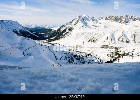 Winter Tannen in Bergen mit frischem Schnee bedeckt. Österreichische alpen im Skigebiet Kühtai im Winter. Reise- und Urlaubskonzept Stockfoto