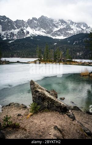 Schöner Wintertag am Eibsee bei grainau an der zugspitze, Spiegelung der Insel Braxeninsel im Winter Stockfoto