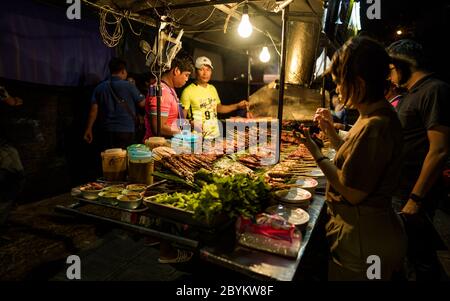 BANGKOK - THAILAND - 29. NOVEMBER 2019 Thai Street Food, der Markt in Thailand ist voll von Lebensmitteln. Und wird auf der Straße verkaufen. Nacht in Bangkok Stockfoto