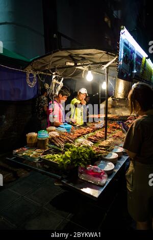 BANGKOK - THAILAND - 29. NOVEMBER 2019 Thai Street Food, der Markt in Thailand ist voll von Lebensmitteln. Und wird auf der Straße verkaufen. Nacht in Bangkok Stockfoto