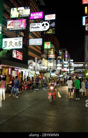 BANGKOK - THAILAND - 11. NOVEMBER 2019 Asiatische Touristen, die nachts durch Soi Cowboy wandern. Beste Fußgängerzone in Bangkok. Stockfoto