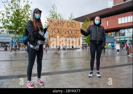 ENSCHEDE, NIEDERLANDE - 05. JUNI 2020: Demonstranten demonstrieren im strömenden Regen im Zentrum von Enschede, um gegen die Tötung o zu protestieren Stockfoto