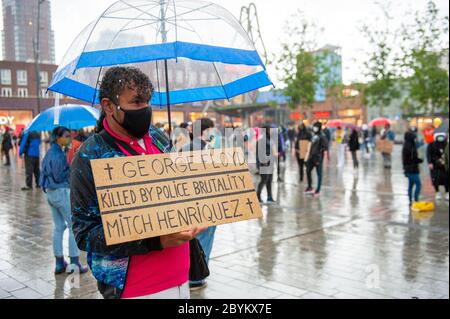 ENSCHEDE, NIEDERLANDE - 05. JUNI 2020: Demonstranten demonstrieren im strömenden Regen im Zentrum von Enschede, um gegen die Tötung o zu protestieren Stockfoto