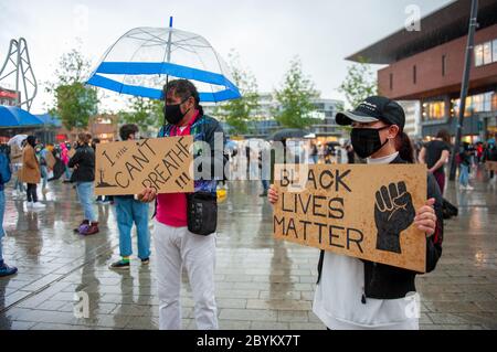 ENSCHEDE, NIEDERLANDE - 05. JUNI 2020: Demonstranten demonstrieren im strömenden Regen im Zentrum von Enschede, um gegen die Tötung o zu protestieren Stockfoto