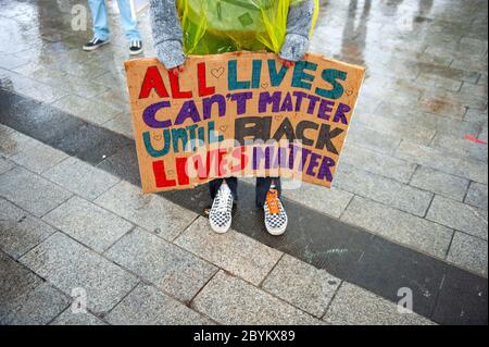 Protestierende demonstrieren im strömenden Regen im Zentrum von Enschede gegen die Ermordung von George Floyd und Rassismus in den USA. Stockfoto