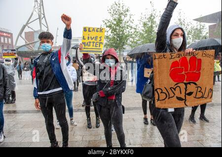 ENSCHEDE, NIEDERLANDE - 05. JUNI 2020: Demonstranten demonstrieren im strömenden Regen im Zentrum von Enschede, um gegen die Tötung o zu protestieren Stockfoto