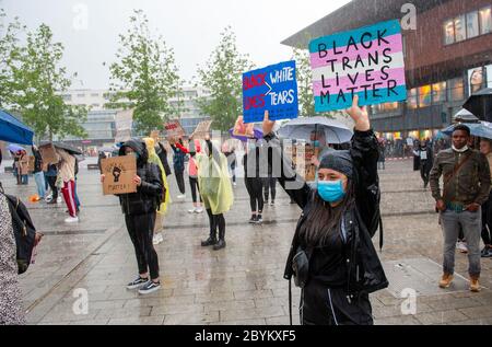 ENSCHEDE, NIEDERLANDE - 05. JUNI 2020: Demonstranten demonstrieren im strömenden Regen im Zentrum von Enschede, um gegen die Tötung o zu protestieren Stockfoto