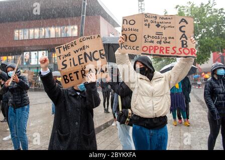 ENSCHEDE, NIEDERLANDE - 05. JUNI 2020: Demonstranten demonstrieren im strömenden Regen im Zentrum von Enschede, um gegen die Tötung o zu protestieren Stockfoto